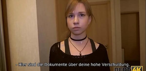 DEBT4k. Hübsches jugendlich Mädchen mit einem Halsreif befriedigt Schuldeneintreiber boner